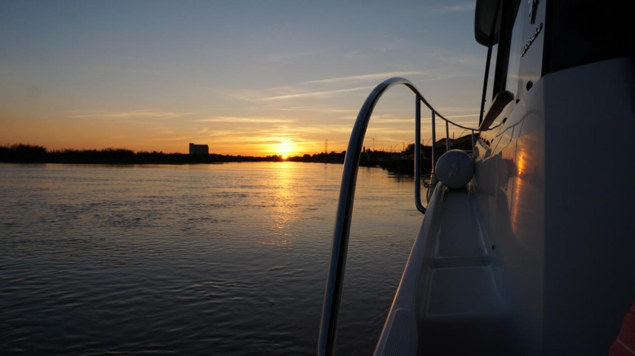 Готель La Rochelle Sur L'Eau Екстер'єр фото